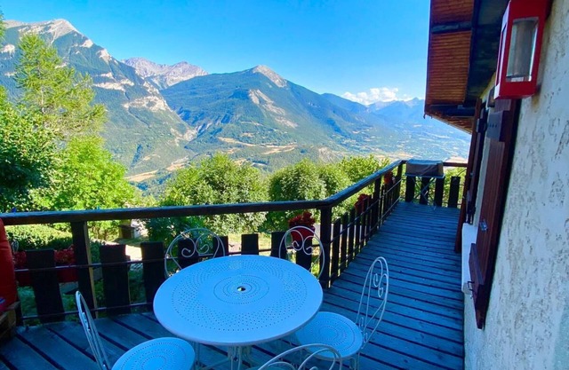 Yoga, hiking, climbing, mountain biking from the Balcons de la Durance. Triathlon 10 km