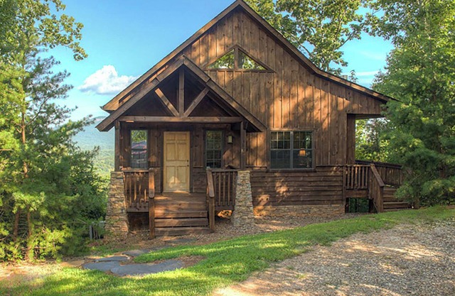 Yonah Vista - Luxury Couples Cabin with Spectacular Mountain Views