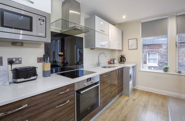 York Luxury 2 Bedroom Apartment