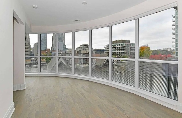 YORKVILLE LUXURY CORNER SUITE!