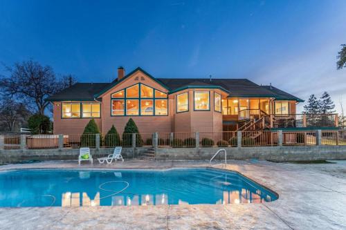 Yosemite Adventure House with Pool-hot tub-game room