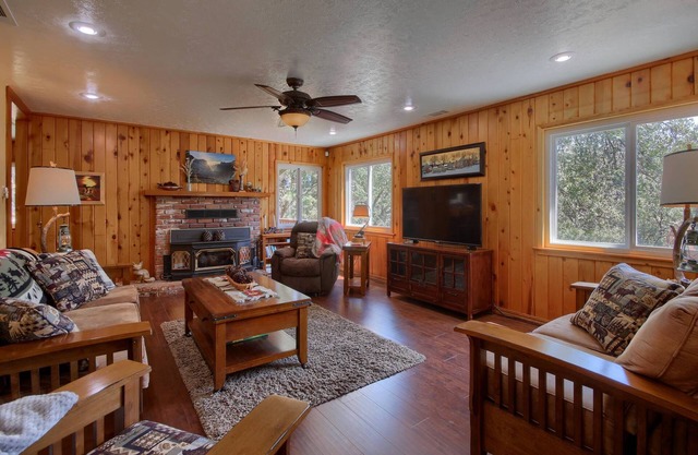 Yosemite Corner w NEW game room/Hot Tub/EV & more!