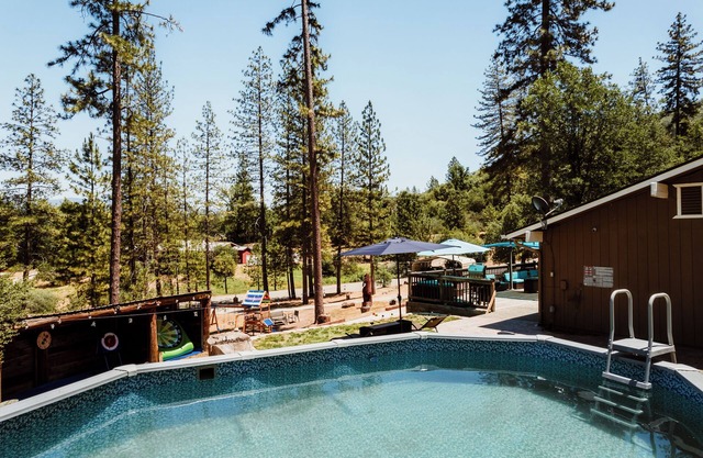 Yosemite Hillview - Large home with Pool and Hot Tub, Pet friendly!
