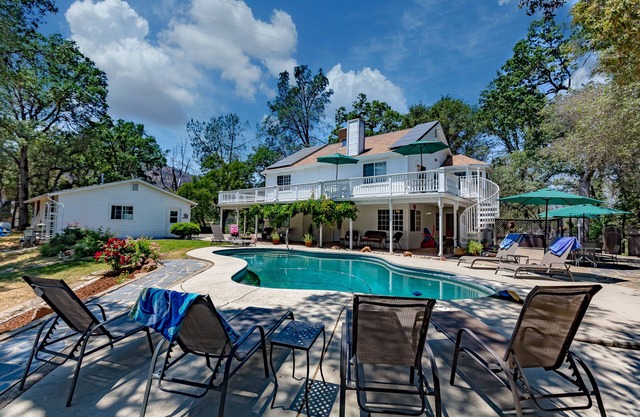 Yosemite Oaks Retreat, Views, Pool & Hot Tub, Game Room, & So Much More!