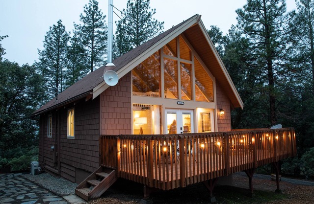 Yosemite Retreat: Pet-Friendly Hilltop Cabin in Tranquil Surroundings