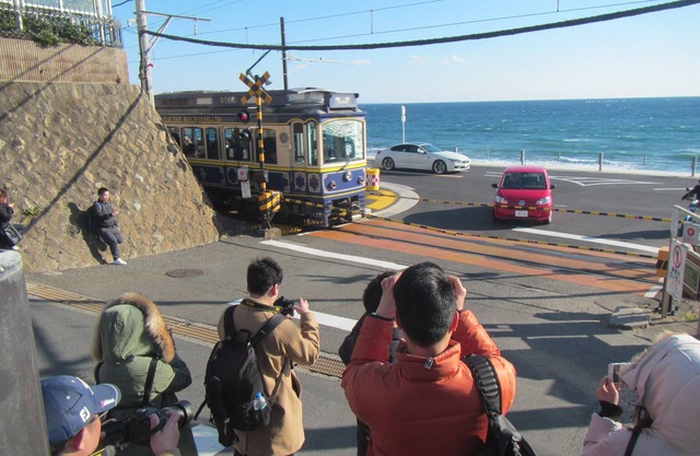 You can experience the town which is traditional Japan and a modern beach!