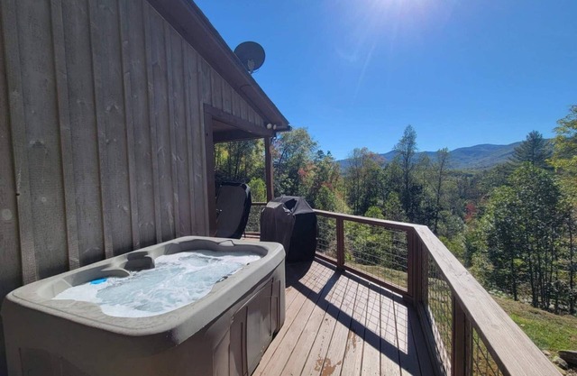 You found the one! 13 mi to WCU, 8 mi to Casino! Dog friendly & HOT TUB! tubing