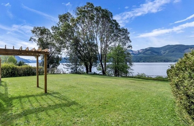 Youbou Lakefront Getaway: Relax And Unwind