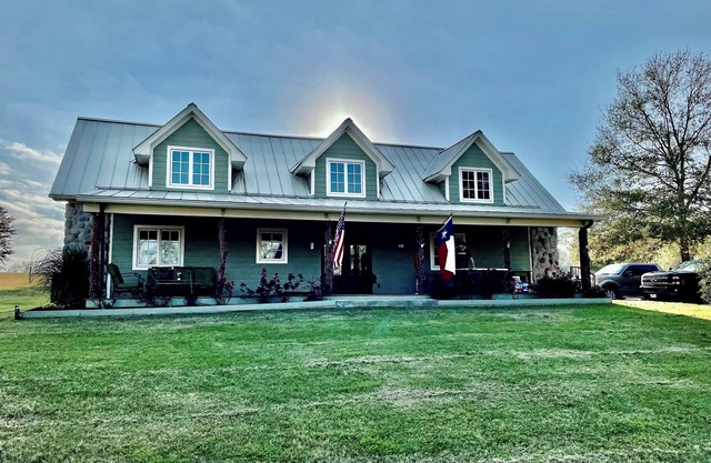 Your 12 Acre Farmhouse Retreat - Relax and Unwind by the Campfire and Pond