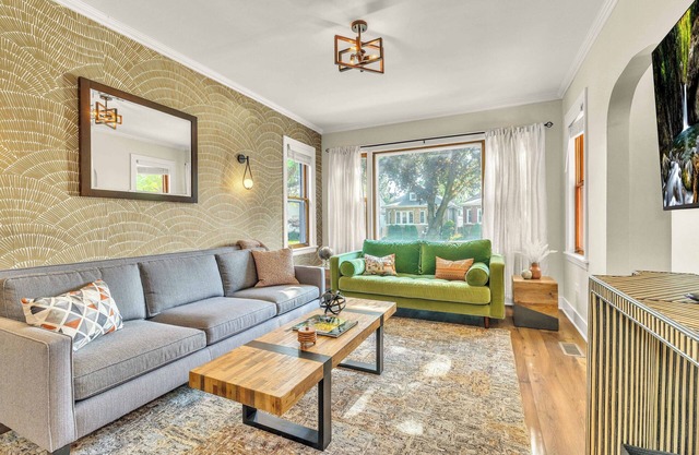 Your Chicago Hub~ 4 minute Walk to Train~ Pets OK