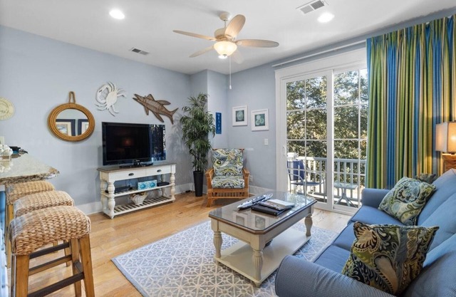 Your Cozy Hideaway: 1 Bdrm with Balcony Near Beach