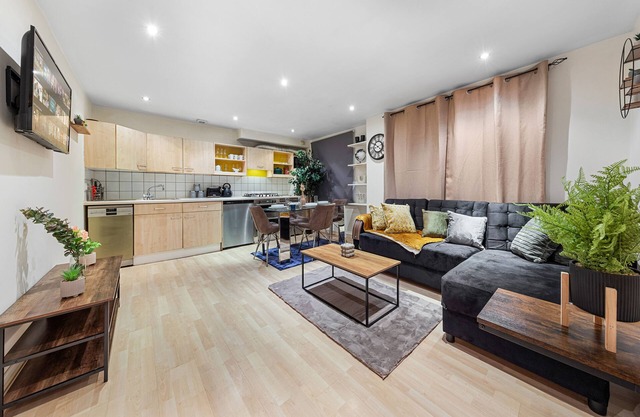 Your Elite Hyde Park Retreat 2-Bedroom Luxury Flat
