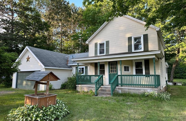 Your getaway home Charming 3-bedroom house in fabulous Mayfield with WiFi, AC.