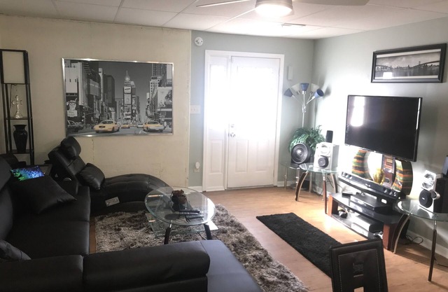 Your Getaway home/Finished Basement Private entry