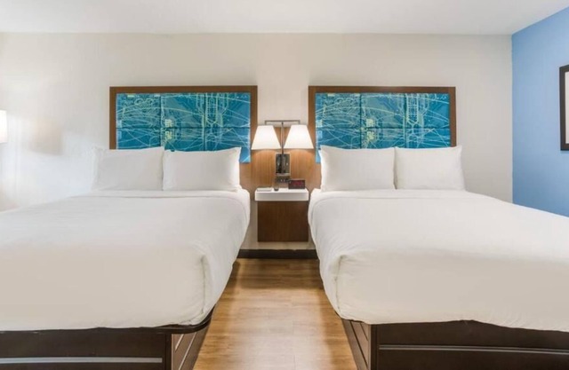 Your Home Away From Home! 4 Comfortable Units, Free Breakfast & Parking, Pool