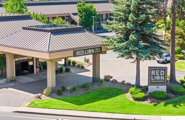 Your Home Away From Home! 3 Convenient Units! Near Bend Municipal Airport!