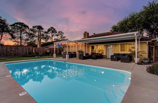 Your Houston Vacation Getaway, 4-BD, Pool, Patio