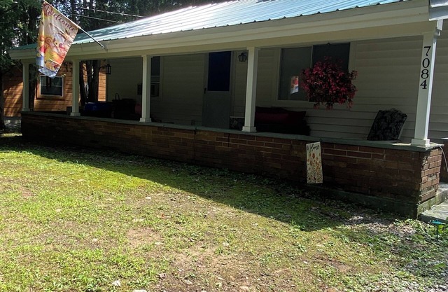 Your ideal location getaway ! Book now for snowmobile season!