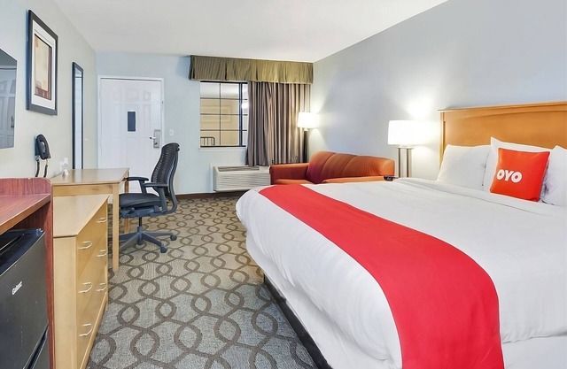 Your Ingleside Getaway! Free Breakfast, Swimming Pool, Free Parking!