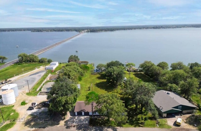 Your Lakeside Destination - 3 Bedrooms, Lake Access