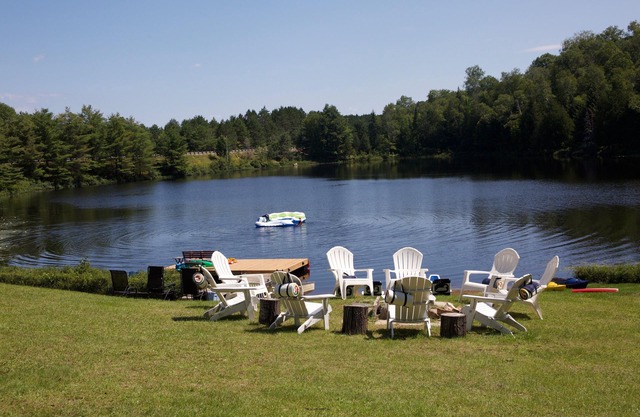 Your Own Private Lake, Pet Friendly, Luxury Family Retreat, up to 10 guests.