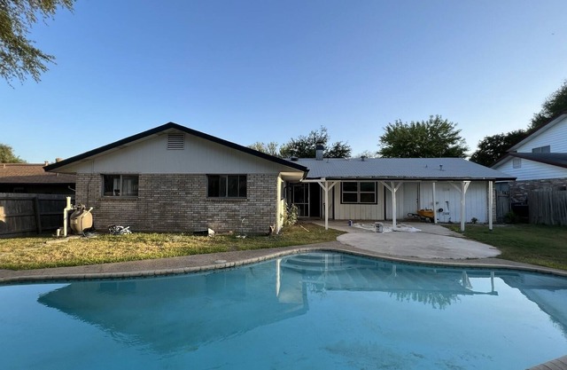 Your Perfect Retreat 4BR w/ POOL!
