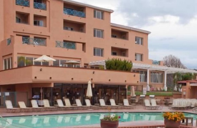 Your Relaxing Getaway Awaits! 3 Comfortable Units, Full Kitchen, Pool