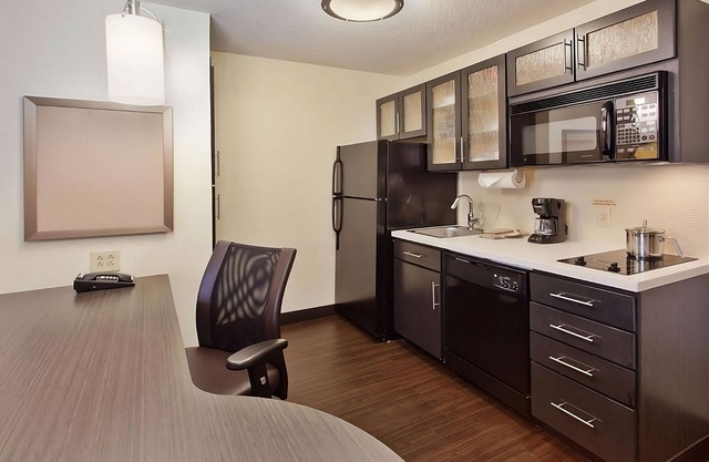 Your Relaxing Getaway Awaits! 2 Family-friendly units near Billy Bob's Texas!