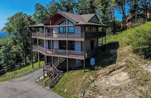 Your Sept Getaway: Crisp Air, Scenic Views & Cozy Nights @ Deuces Wild