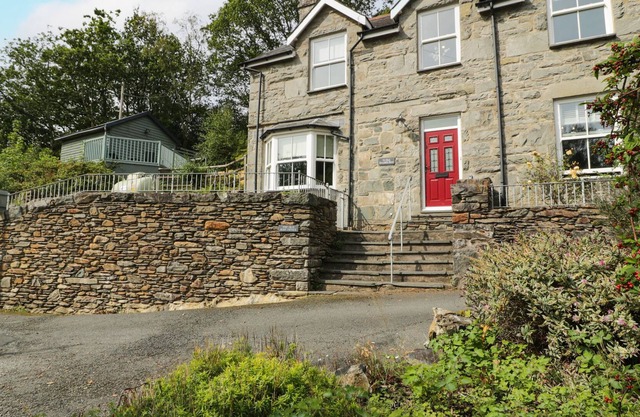 YR HEN SWYDDFA BOST, family friendly, with open fire in Barmouth
