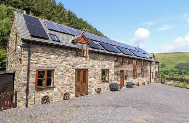 YSGUBOR PWLLIAGO, pet friendly, luxury holiday cottage in Llangynog