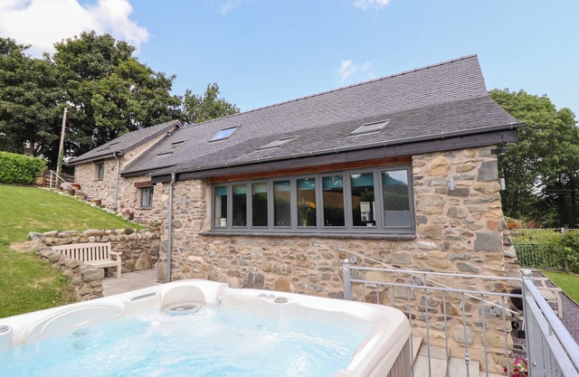 YSGUBOR TYDDYN ISAF, family friendly, with hot tub in Derwen