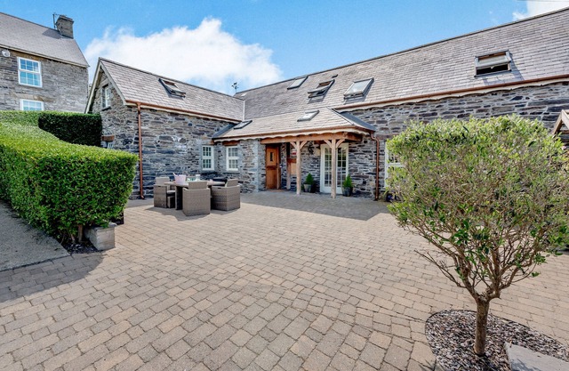 YSGUBOR UCHAF, pet friendly, with a garden in Newcastle Emlyn