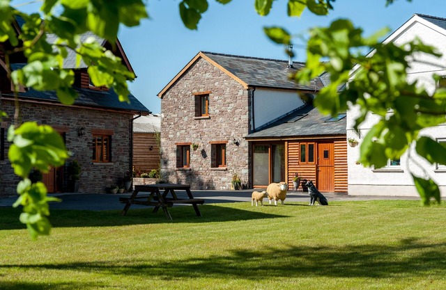 Ysgubor y Dderwen - Four Bedroom House, Sleeps 8