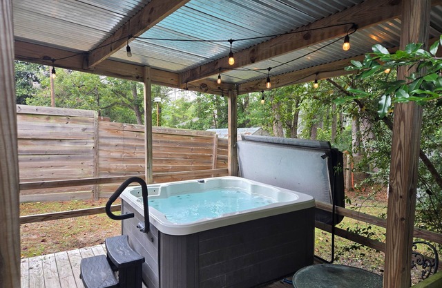 Zen 2 Hideaway With Hot Tube Between Downtown and the Beach