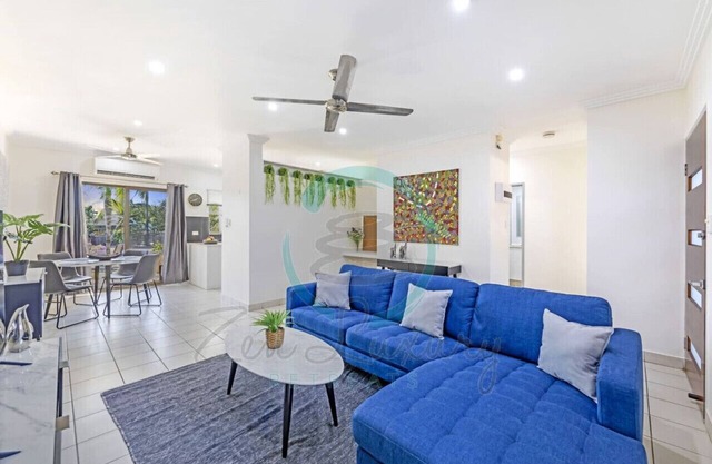 Zen by the Coast: 2-BR Cozy Retreat Near Uni/Shops