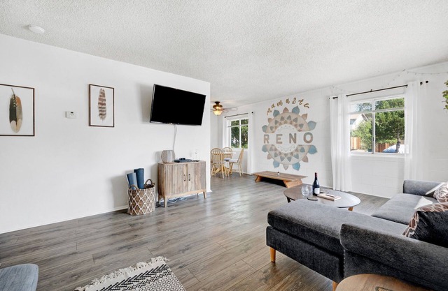 Zen Den, peaceful and bright 2BR by Midtown!