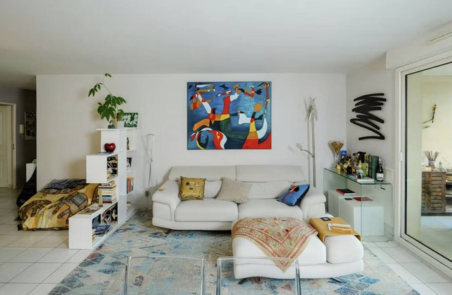 Zen Room in a Quiet & Sunny 3-Bedroom Marseille Apartment