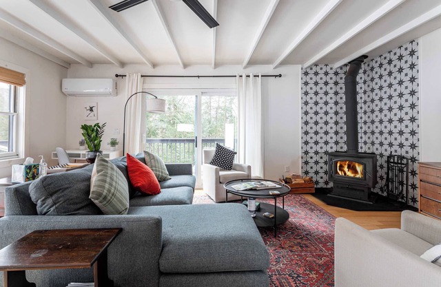 Zenwood Manor: Modern Cottage w/Woodstove+Firepit