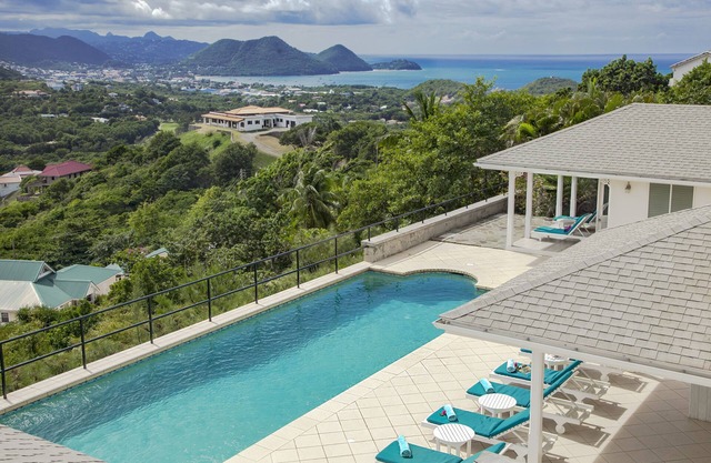 Zephyr Hill - 2 bedroom Villa with awe inspiring views