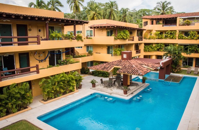 ZIHUATANEJO - Beautiful apartment with prime location and beach steps