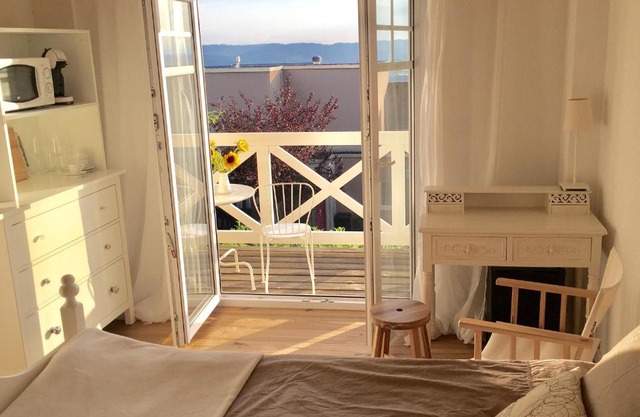 Zimmer mit Bad und Balkon