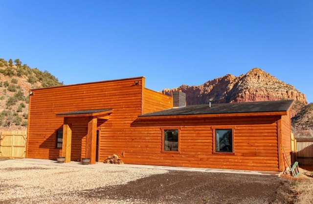 Zion Edge Retreat, new building with hot tub.