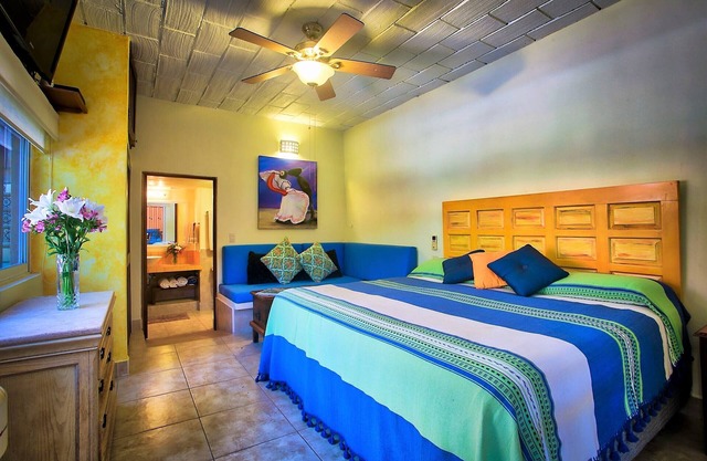 ZONA DORADA ~ TRES PALMAS 1/Bed1/BATH BlOCK to BEACH