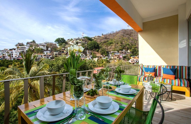 Zona Romantica- Luxury condo with incredible view, heated rooftop pool & gym!