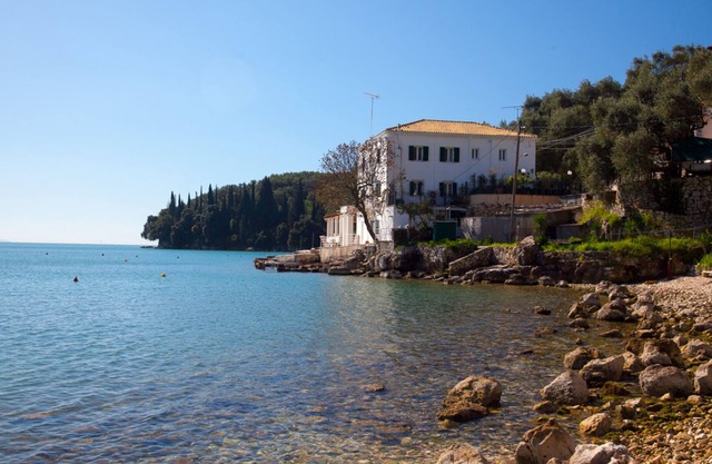 Zoulis Athina: Two Bedroom Apartment Just Few Steps Away From The Beach
