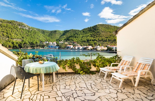 Zuljana - apartment with large terrace, sea view