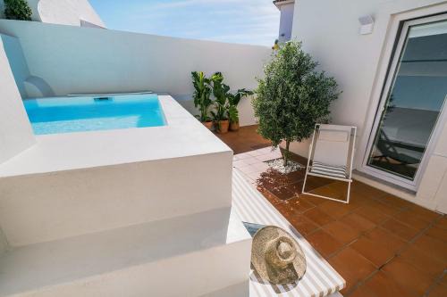 Zus House Stylish Pool Stay Near Lisbon & Beach
