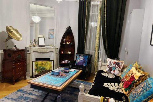 Champs-Elysees Apartment | Élysées Charm