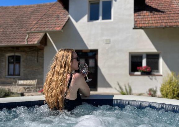 Podbrezi House | Útulné spaní ve venkovské chaloupce s vířivkou